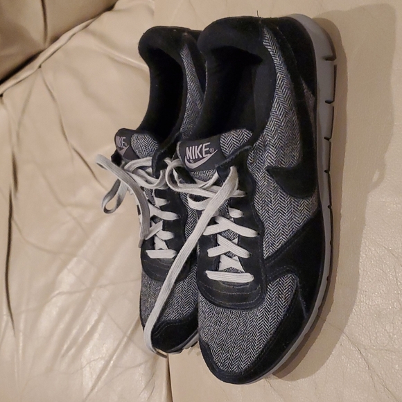 Nike shoes - Picture 2 of 5